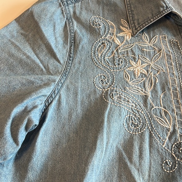 Kathy Che - no size tag, Embroidered Denim Short Sleeve button up - Picture 5 of 6